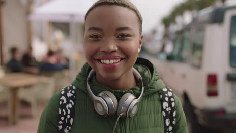 Retrato-De-Una-Joven-Hermosa-Mujer-Afroamericana-Sonriendo-Feliz-Usando-Auriculares
