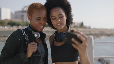 Porträt-Zweier-Schöner-Afroamerikanischer-Frauen,-Die-Am-Strand-Telefonieren-Und-Ein-Selfie-Machen