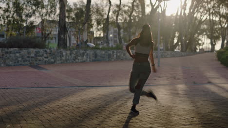 Mujer-Bailando-Joven-Bailarina-De-Hip-Hop-En-La-Ciudad-Disfrutando-De-Frescos-Movimientos-De-Baile-Urbano-De-Estilo-Libre-Practicando-La-Expresión-Al-Atardecer