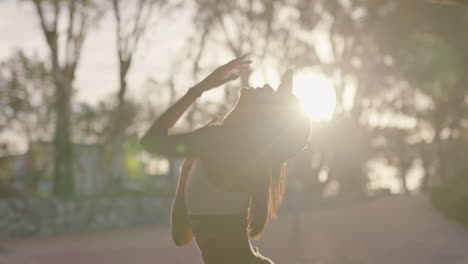 Mujer-Bailando-Joven-Bailarina-De-Hip-Hop-En-La-Ciudad-Disfrutando-De-Frescos-Movimientos-De-Baile-De-Estilo-Libre-Urbano-Practicando-La-Expresión-Al-Atardecer-De-Cerca