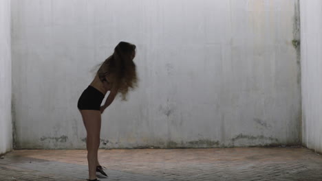 Mujer-Bailando-Hermosa-Joven-Bailarina-Callejera-Caucásica-Realizando-Movimientos-Contemporáneos-Disfrutando-De-La-Expresión-De-Danza-Moderna-Practicando-En-Un-Almacén-Sucio