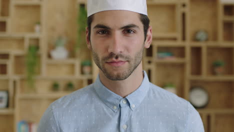 Ernstes-Nahaufnahmeporträt-Eines-Attraktiven-Jungen-Muslimischen-Geschäftsmannes,-Der-Lächelt-Und-Nachdenklich-Und-Nachdenklich-Aussieht