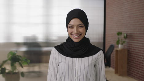Porträt-Einer-Jungen-Muslimischen-Frau,-Die-Selbstbewusst-Lächelt-Und-Mit-Verschränkten-Armen-Karrierechancen-In-Einem-Start-up-Unternehmen-Genießt