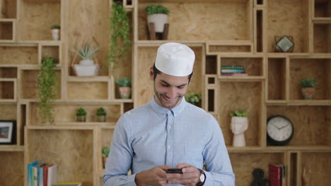 Porträt-Eines-Attraktiven-Jungen-Muslimischen-Geschäftsmannes,-Der-SMS-Schreibt-Und-über-Smartphone-Netzwerke-Surft