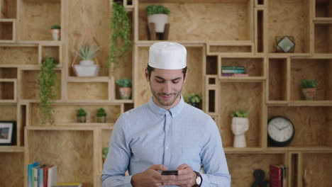 Porträt-Eines-Attraktiven-Jungen-Muslimischen-Geschäftsmannes,-Der-SMS-Schreibt-Und-über-Smartphone-Netzwerke-Surft