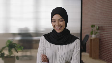 Porträt-Einer-Jungen-Muslimischen-Frau,-Die-Fröhlich-Lacht-Und-Mit-Verschränkten-Armen-Karrieremöglichkeiten-In-Einem-Start-up-Unternehmen-Genießt