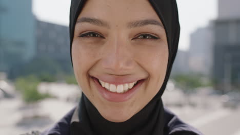 Nahaufnahme-Eines-Porträts-Einer-Glücklichen-Muslimischen-Geschäftsfrau-Gemischter-Abstammung,-Die-Lachend-In-Die-Kamera-Blickt-Und-Den-Sonnigen-Urbanen-Stadtlebensstil-Genießt