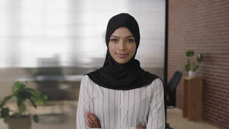 Porträt-Einer-Jungen-Muslimischen-Geschäftsfrau,-Die-Ernst-In-Die-Kamera-Schaut-Und-Die-Arme-Verschränkt-Im-Büroarbeitsplatz-Verschränkt