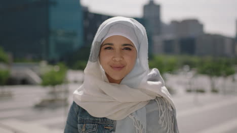 Porträt-Einer-Schönen-Jungen-Muslimischen-Studentin,-Die-Selbstbewusst-In-Die-Kamera-Blickt-Und-Ein-Hadschib-Kopftuch-Trägt