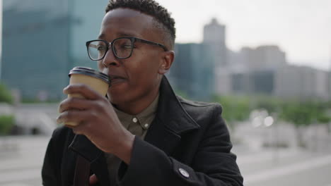 Nahaufnahme-Eines-Porträts-Eines-Jungen,-Trendigen-Afroamerikanischen-Studenten,-Der-Entspannt-Kaffee-In-Der-Stadt-Trinkt-Und-Eine-Brille-Trägt