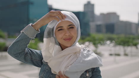 Porträt-Einer-Schönen-Jungen-Muslimischen-Studentin,-Die-Das-Traditionelle-Hadschib-Kopftuch-Entfernt-Und-Glücklich-In-Die-Kamera-Lächelt