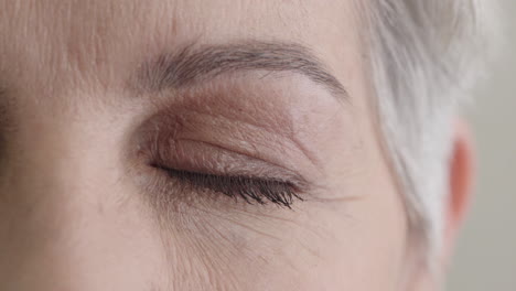 Nahaufnahme-Einer-älteren-Frau,-Die-Das-Auge-öffnet-Und-In-Die-Kamera-Blickt.-Gesundes-Sehvermögen
