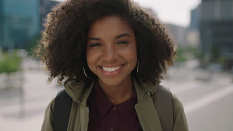 Porträt-Einer-Jungen-Trendigen-Afroamerikanischen-Studentin-Mit-Afro-Frisur,-Die-Glücklich-Lächelt-Und-Den-Urbanen-Lebensstil-In-Der-Stadt-Genießt