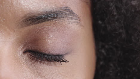 Nahaufnahme-Einer-Afroamerikanischen-Frau,-Die-Das-Auge-öffnet-Und-Blinzelt-Und-Auf-Die-Irisreflexion-Der-Kamera-Schaut