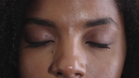 Nahaufnahme-Einer-Afroamerikanischen-Frau,-Die-Die-Augen-öffnet-Und-Blinzelt-Und-Auf-Die-Irisreflexion-Der-Kamera-Blickt