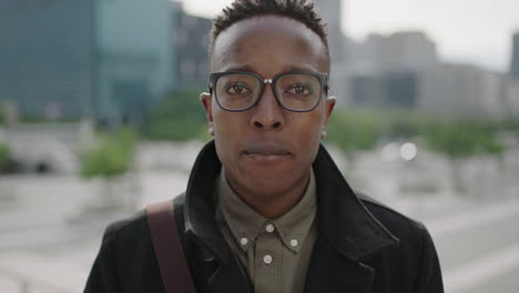 Nahaufnahme-Eines-Porträts-Eines-Jungen,-Glücklichen-Afroamerikanischen-Studenten,-Der-In-Der-Stadt-Fröhlich-In-Die-Kamera-Lächelt-Und-Eine-Brille-Trägt