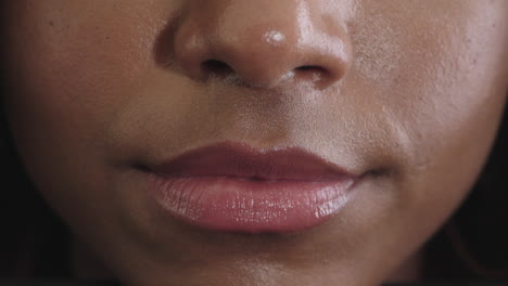 Nahaufnahme-Einer-Afroamerikanischen-Frau-Mit-Glänzenden-Lippen,-Die-Glücklich-Lächelt-Und-Gesunde-Zähne-Zeigt,-Schöne,-Perfekte-Haut