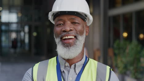 Porträt-Eines-älteren-Afroamerikanischen-Bauingenieurs,-Der-Lächelt-Und-Seine-Professionelle-Karriere-Als-Ingenieur-Genießt-Und-Einen-Schutzhelm-Mit-Schutzhelm-In-Zeitlupe-Trägt,-Der-Reflektierende-Kleidung-Trägt
