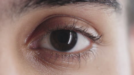 Nahaufnahme-Eines-Schönen-Männlichen-Auges,-Das-In-Die-Kamera-Schaut,-Die-Schönheit-Der-Menschlichen-Iris