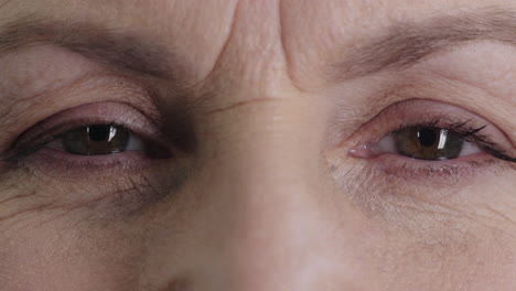 Nahaufnahme-Der-Augen-Einer-Reifen-Frau,-Die-In-Die-Kamera-Schaut,-Mit-überraschtem-Gesichtsausdruck