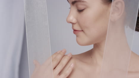 Nahaufnahme-Porträt-Einer-Schönen-Kaukasischen-Frau,-Die-Hände-Berühren-Gesunde-Haut,-Streicheln-Einen-Glatten,-Seidig-Weichen-Teint-Und-Genießen-Perfekte-Natürliche-Schönheit-Auf-Weißem-Hintergrund.-Hautpflegekonzept