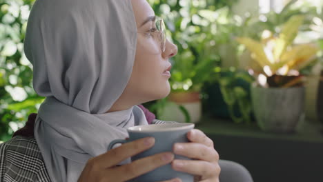 Nahaufnahme-Porträt-Einer-Schönen-Muslimischen-Geschäftsfrau,-Die-Kaffee-Trinkt,-Sich-In-Der-Mittagspause-Entspannt-Und-Einen-Erfolgreichen-Karriere-Lebensstil-Genießt,-Der-Ein-Traditionelles-Hijab-Kopftuch-An-Einem-Modernen-Büroarbeitsplatz-Trägt