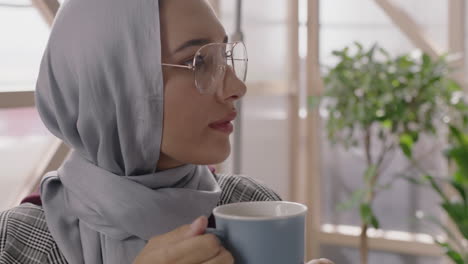 Nahaufnahme-Porträt-Einer-Schönen-Muslimischen-Geschäftsfrau,-Die-Kaffee-Trinkt,-Sich-In-Der-Mittagspause-Entspannt-Und-Einen-Erfolgreichen-Karriere-Lebensstil-Genießt,-Der-Ein-Traditionelles-Hijab-Kopftuch-An-Einem-Modernen-Büroarbeitsplatz-Trägt