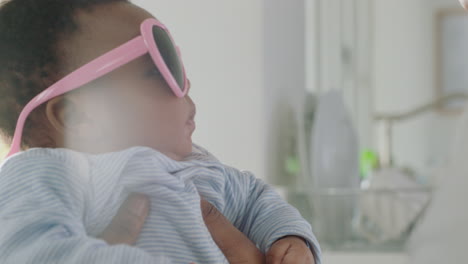 Lustiges-Baby-Mit-Sonnenbrille,-Süßes-Mode-Kleinkind-Zu-Hause