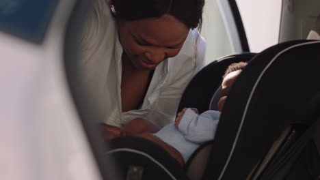 Junge-Mutter-Setzt-Baby-In-Autositz-Und-Sichert-Kind-Für-Roadtrip.-Verantwortlicher-Elternteil,-Der-Sich-Um-Die-Sicherheit-Von-Kleinkindern-Im-Fahrzeug-Kümmert