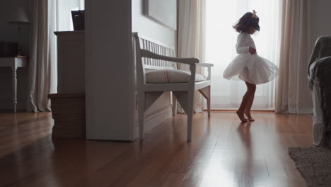 Fröhliches-Kleines-Ballerina-Mädchen,-Das-Balletttanz-übt-Und-Tutu-Trägt-Und-Zu-Hause-Ein-Rollenspiel-Spielt-Und-Die-Fantasie-Der-Kindheit-In-4K-Videos-Genießt