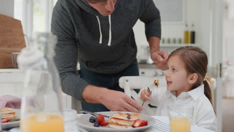 Vater-Bereitet-Frühstückswaffeln-Für-Tochter-Zu.-Süßes-Kleines-Mädchen-Genießt-Köstliche-Hausgemachte-Mahlzeit-In-Der-Küche-Zu-Hause-4k
