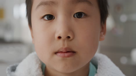 Porträt-Eines-Entzückenden-Kleinen-Asiatischen-Jungen,-Der-Sich-4K-Videos-Aus-Der-Kindheit-Ansieht