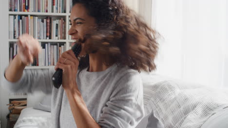 Mujer-Feliz-Cantando-Karaoke-En-Casa-Celebrando-Divirtiéndose-Disfrutando-De-La-Música-El-Fin-De-Semana-4k