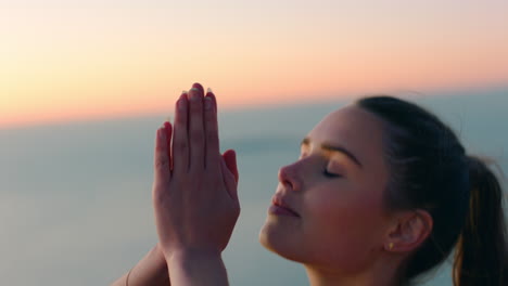 Gesunde-Frau-Meditiert-Auf-Dem-Berggipfel-Und-übt-Bei-Sonnenaufgang-Achtsamkeit