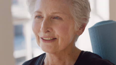 Retrato-Feliz-Anciana-Caucásica-Disfrutando-De-Una-Clase-De-Yoga-Sonriendo-Alegre-Mujer-De-Mediana-Edad-Practicando-Un-Estilo-De-Vida-Saludable-En-El-Estudio-De-Entrenamiento