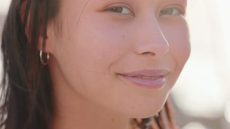 Porträt-Einer-Schönen-Asiatischen-Frau,-Die-Lächelt-Und-Die-Bewölkte-Küste-Genießt-Und-Den-Urlaubslebensstil-Mit-Windigen-Haaren-Am-Strand-Erkundet
