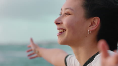 Porträt-Einer-Glücklichen-Asiatischen-Frau,-Die-Die-Freiheit-Genießt-Und-Mit-Erhobenen-Armen-Freude-Am-Strand-Bei-Sonnenuntergang-Verspürt-Und-Fernweh-Mit-Windwehenden-Haaren-Erkundet