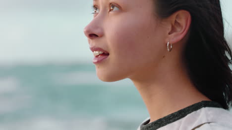 Porträt-Einer-Glücklichen-Asiatischen-Frau,-Die-Die-Freiheit-Genießt-Und-Mit-Erhobenen-Armen-Freude-Am-Strand-Bei-Sonnenuntergang-Verspürt-Und-Fernweh-Mit-Windwehenden-Haaren-Erkundet