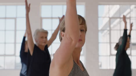 Portrait-Yoga-Klasse,-Schöne-Reife-Frau,-Die-Gesunde-Meditation-Praktiziert,-Gebetshaltung-übt-Und-Das-Körperliche-Fitnesstraining-In-Der-Gruppe-Im-Studio-Genießt