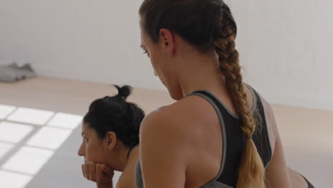 Yoga-Kurs,-Gesunde-Kaukasische-Frau,-Die-Die-Schultern-Streckt-Und-Sich-Auf-Das-Morgendliche-Training-Vorbereitet,-Indem-Sie-Posen-übt-Und-Einen-Gesunden-Lebensstil-Im-Fitnessstudio-Trainiert