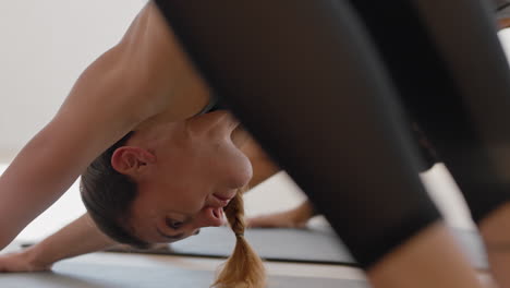 Mujer-De-Yoga-Caucásica-Saludable-Practicando-Meditación-De-Pose-Guerrera-Disfrutando-De-Ejercitar-El-Cuerpo-Flexible-En-El-Gimnasio
