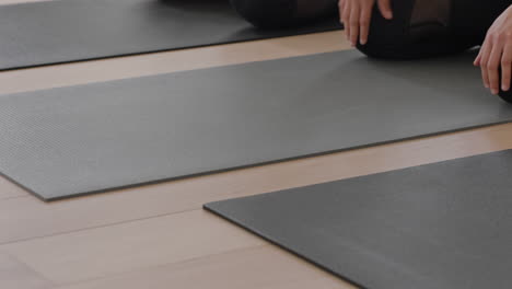 Yoga-Kursgruppe-Gesunder-Frauen,-Die-Die-Pose-Ihres-Kindes-Praktizieren-Und-Dabei-Das-Morgendliche-Training-Im-Fitnessstudio-Genießen