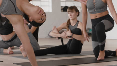 Yoga-Kursgruppe-Gesunder-Frauen,-Die-Sich-Dehnen-Und-Sich-Auf-Das-Morgendliche-Training-Vorbereiten,-Posen-üben-Und-Einen-Gesunden-Lebensstil-Im-Fitnessstudio-Trainieren