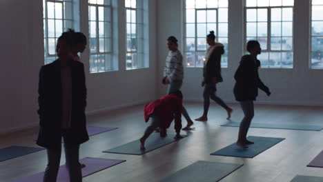 Yoga-Kurs-Junger-Frauen,-Die-Sich-Auf-Das-Frühmorgendliche-Training-Im-Fitnessstudio-Bei-Sonnenaufgang-Vorbereiten