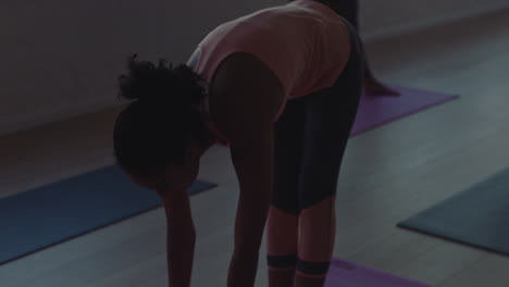 Junge-Frau-Mit-Gemischter-Abstammung-Im-Yoga-Kurs-Dehnt-Ihren-Körper-Auf-Einer-Trainingsmatte-Und-Bereitet-Sich-Auf-Das-Frühmorgendliche-Training-Im-Fitnessstudio-Bei-Sonnenaufgang-Vor