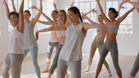Grupo-De-Mujeres-Multiétnicas-Aprendiendo-Movimientos-De-Baile-Disfrutando-De-Un-Instructor-De-Fitness-Enseñando-Coreografía-De-Baile-Mostrando-Rutina-Divirtiéndose-En-El-Estudio