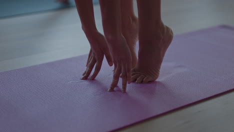 Nahaufnahme-Der-Füße-Einer-Yoga-Frau,-Die-Sich-Auf-Einer-Trainingsmatte-Dehnt-Und-Sich-Auf-Das-Frühmorgendliche-Training-Im-Fitnessstudio-Bei-Sonnenaufgang-Vorbereitet