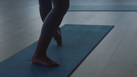 Nahaufnahme-Der-Füße-Einer-Yoga-Frau,-Die-Sich-Auf-Einer-Trainingsmatte-Dehnt-Und-Sich-Auf-Das-Frühmorgendliche-Training-Im-Fitnessstudio-Bei-Sonnenaufgang-Vorbereitet