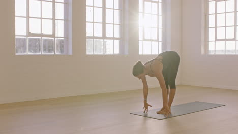 Schöne-Yoga-Frau-übt-Im-Stehen-Nach-Vorne-Gebeugte-Pose-Und-Genießt-Den-Fitness-Lebensstil,-Trainiert-Im-Studio-Und-Dehnt-Den-Flexiblen-Körper,-Trainiert-Frühmorgendliche-Meditation-Auf-Einer-Trainingsmatte