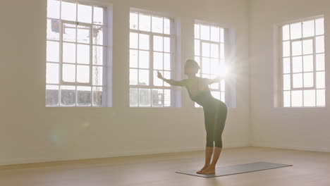 Schöne-Yoga-Frau-Praktiziert-Bergpose-Und-Genießt-Den-Fitness-Lebensstil,-Trainiert-Im-Studio-Und-Dehnt-Den-Flexiblen-Körper,-Trainiert-Frühmorgendliche-Meditation-Auf-Einer-Trainingsmatte